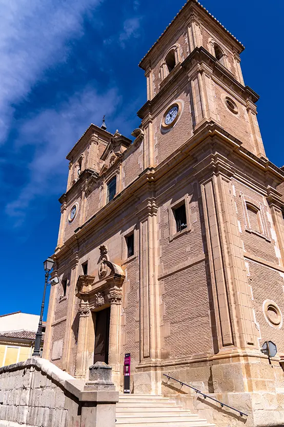 Fachada y escalera de la Iglesia de El Salvador