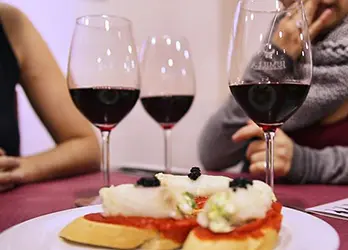 Vino de Jumilla con tapa y comensales